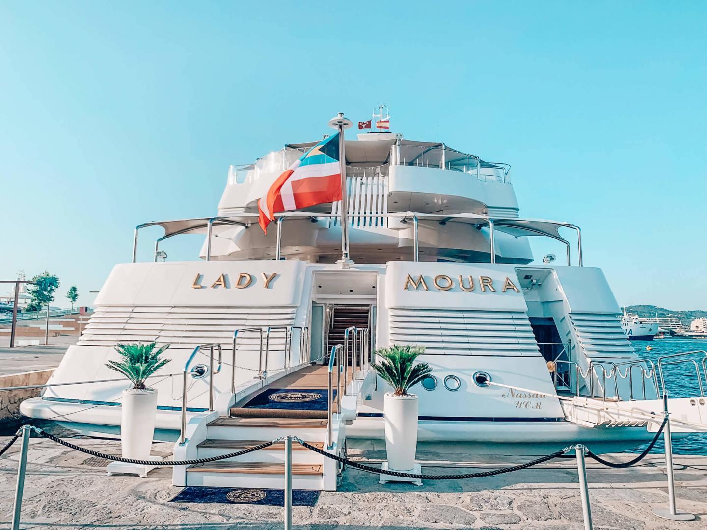 Luxusjachten am Hafen in Eivissa
